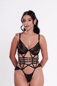 Body trikini negro Amour de tiras con encaje, de frente. Ker Lingerie