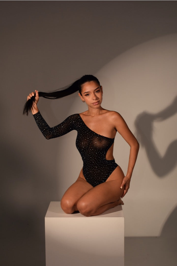 Body Malla Brillante con Una Manga y Escote desde el frente