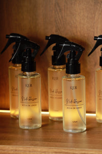 Aceite corporal Nude Blossom, varios frascos en exhibición. Ker Lingerie