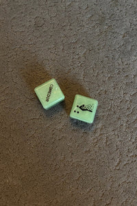 Juego de dados eróticos, los dados sobre el suelo. Ker Lingerie