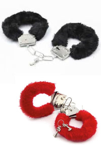 Kit de esposas forradas en peluche con antifaz, las esposas y el antifaz del kit. Ker Lingerie