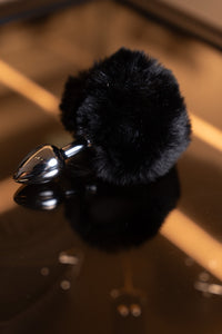 Plug anal con pompón de felpa negra, sin modelo. Ker Lingerie