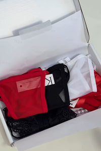 Caja Shine con cinco tangas, la caja abierta con las tangas. Ker Lingerie